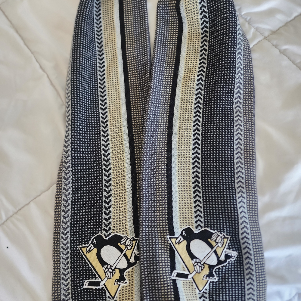 Reebok Black Gold NHL Knit Scarf
